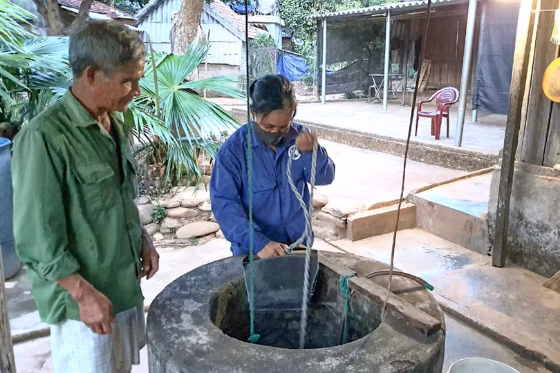 Giếng cạn, hàng trăm người dân vùng thượng ở Hà Tĩnh “liều” gánh nước suối ô nhiễm về dùng