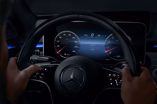Khoang lái hiện đại của Mercedes S-Class 2021 lần đầu lộ diện
