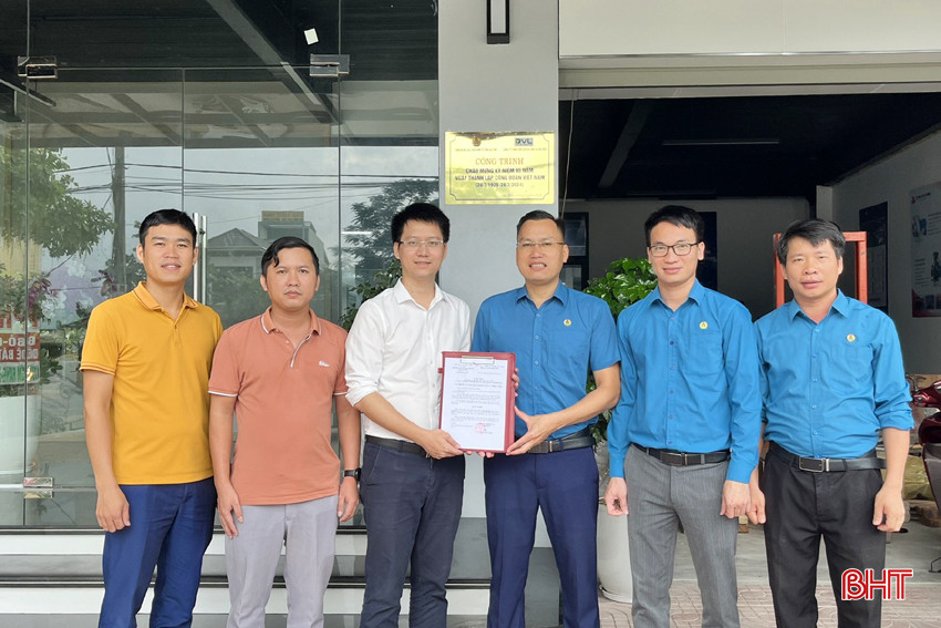 Công đoàn Các khu kinh tế tỉnh trao quyết định, gắn biển công trình chào mừng 95 năm Ngày thành lập Công đoàn Việt Nam cho khu nhà làm việc của Công ty Tiếp vận, vận tải Đại Việt.