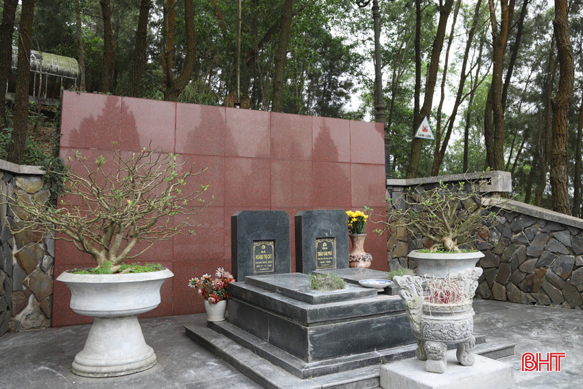 Phần mộ của hai cụ thân sinh đồng chí Trần Phú được tìm thấy ở tỉnh Quảng Ngãi và đưa về an táng tại quê hương Đức Thọ.