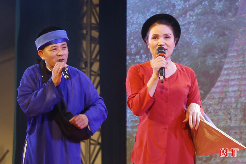 Cô Nguyệt trong một tiết mục biểu diễn dân ca ví, giặm.