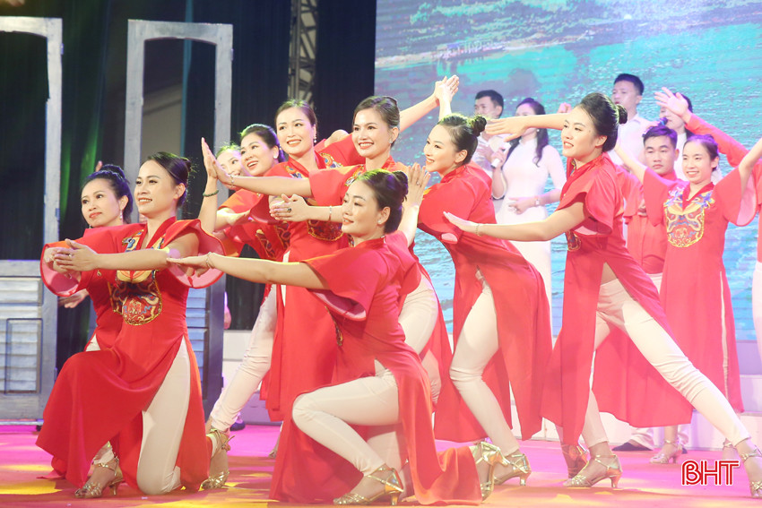 Đội văn nghệ của huyện Thạch Hà đã giành giải nhất Liên hoan "Tiếng hát giáo viên ngành GD&amp;ĐT năm 2020" của tỉnh Hà Tĩnh. Ảnh tư liệu.