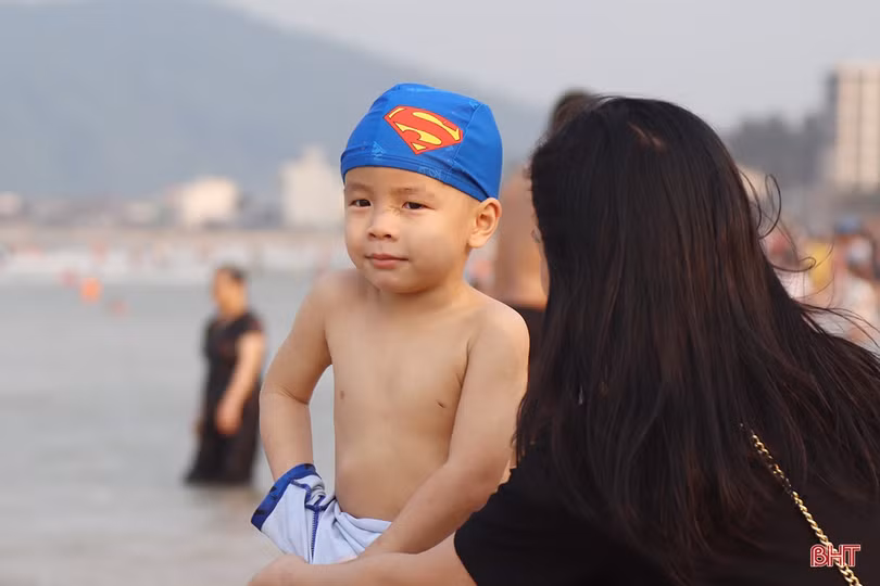 Khu du lịch Thiên Cầm kín khách dịp Giỗ Tổ Hùng Vương