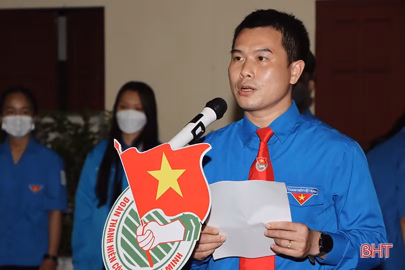 Tuổi trẻ Hà Tĩnh thắp nến tri ân cố Tổng Bí thư Lê Duẩn