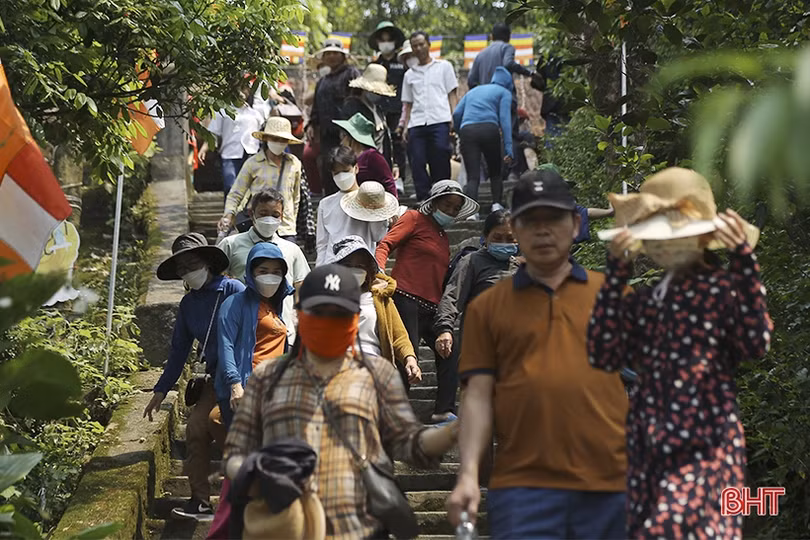 Du khách hành hương về chùa Hương Tích dịp nghỉ lễ Giỗ Tổ Hùng Vương