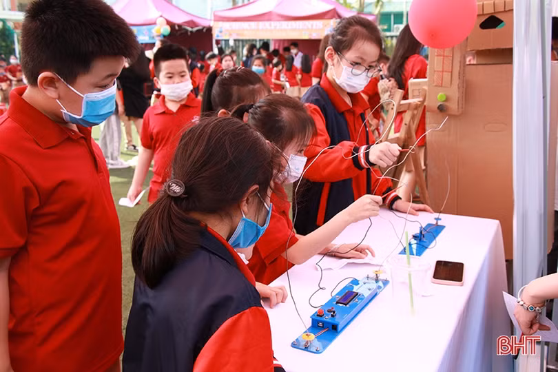 Học sinh hào hứng với Ngày hội Khoa học - Science Day ở iSchool Hà Tĩnh