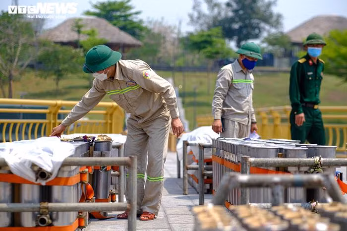 Trận địa pháo hoa tại lễ hội Đền Hùng 2022 trước giờ khai hỏa
