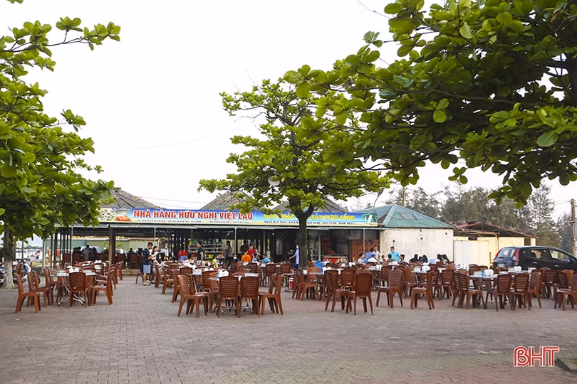Du khách về với biển Hà Tĩnh ngày đầu kỳ nghỉ lễ Giỗ Tổ Hùng Vương