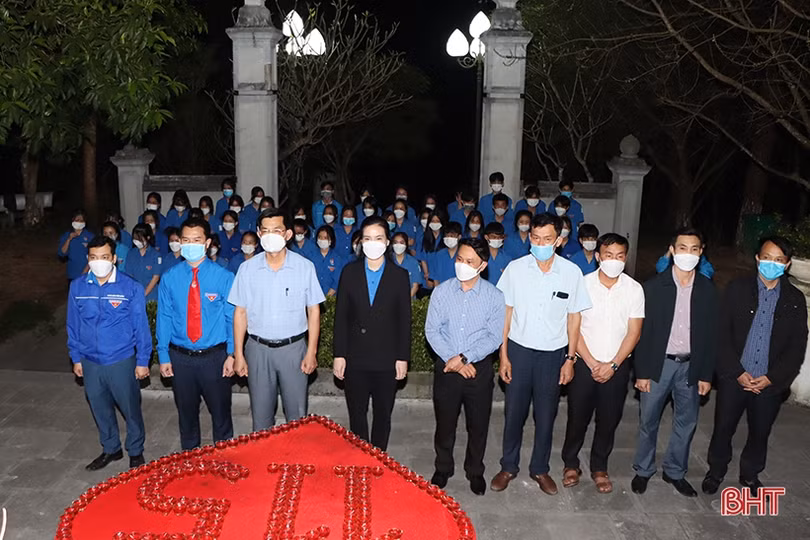 Tuổi trẻ Hà Tĩnh thắp nến tri ân cố Tổng Bí thư Lê Duẩn