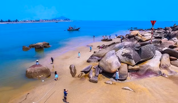 Biển Thiên Cầm ở đâu mà thu hút du khách đến thế?
