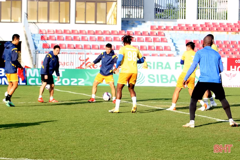 Nam Định tập làm quen sân Hà Tĩnh trước trận khai mạc Giải Cúp quốc gia 2022