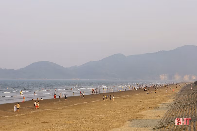 Du khách về với biển Hà Tĩnh ngày đầu kỳ nghỉ lễ Giỗ Tổ Hùng Vương