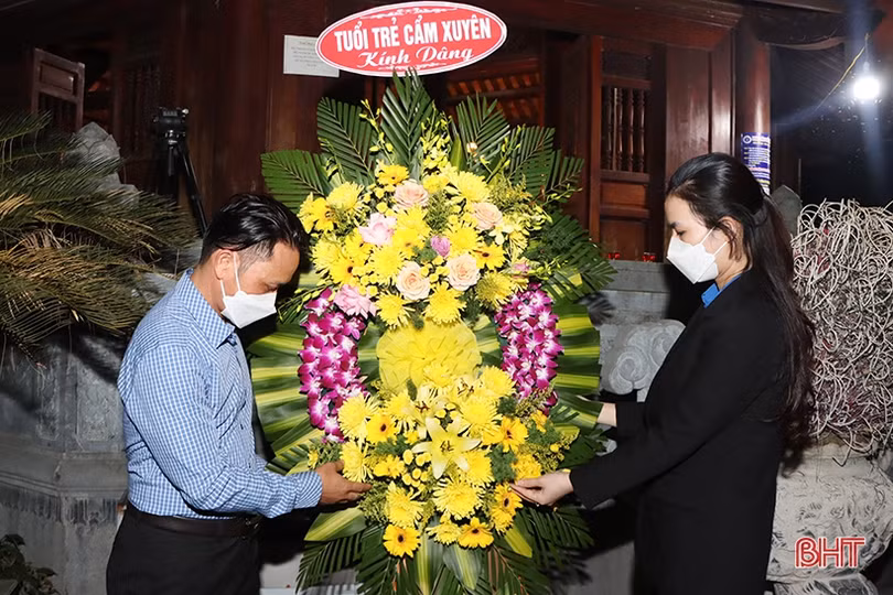 Tuổi trẻ Hà Tĩnh thắp nến tri ân cố Tổng Bí thư Lê Duẩn