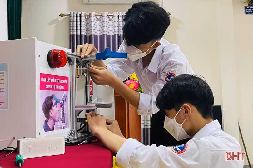 Cận cảnh máy lấy mẫu xét nghiệm COVID-19 tự động đạt giải quốc gia của 2 học sinh Hà Tĩnh