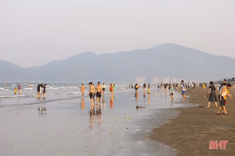 Du khách về với biển Hà Tĩnh ngày đầu kỳ nghỉ lễ Giỗ Tổ Hùng Vương
