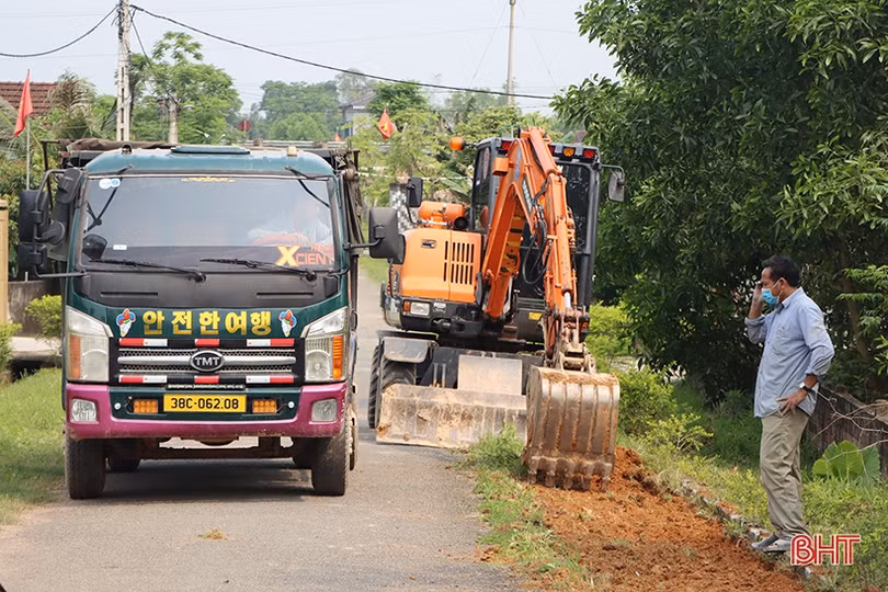 Tranh thủ ngày nghỉ lễ, ra quân xây dựng nông thôn mới nâng cao