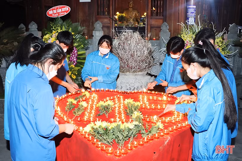 Tuổi trẻ Hà Tĩnh thắp nến tri ân cố Tổng Bí thư Lê Duẩn