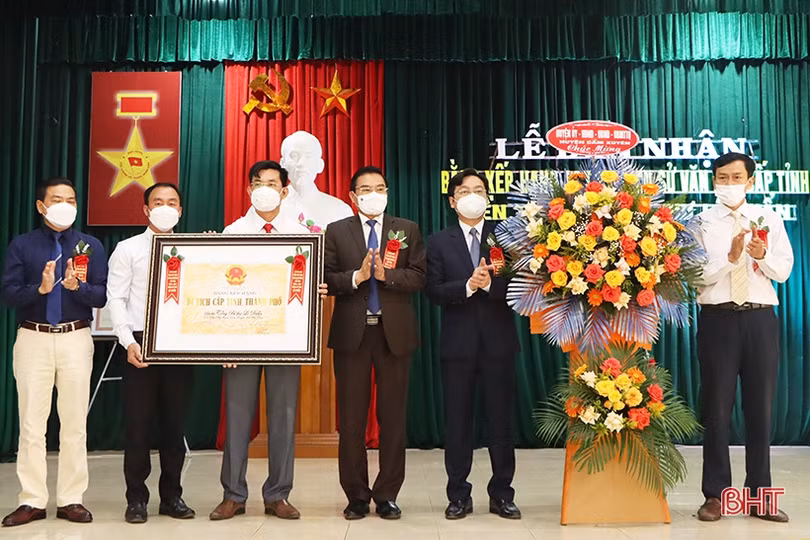 Đón nhận bằng xếp hạng di tích đền thờ Tổng Bí thư Lê Duẩn tại Hà Tĩnh