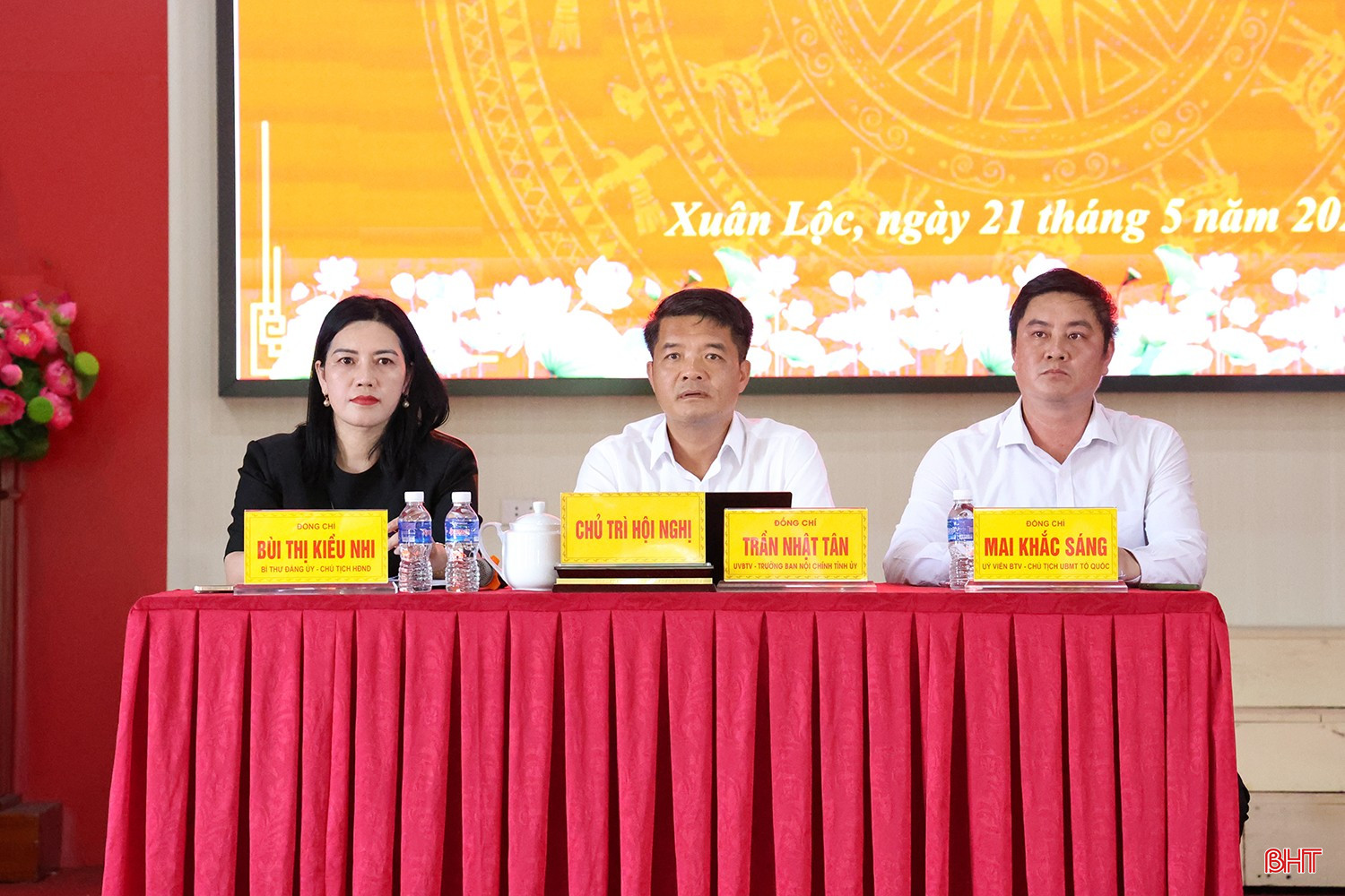 Chủ trì hội nghị.