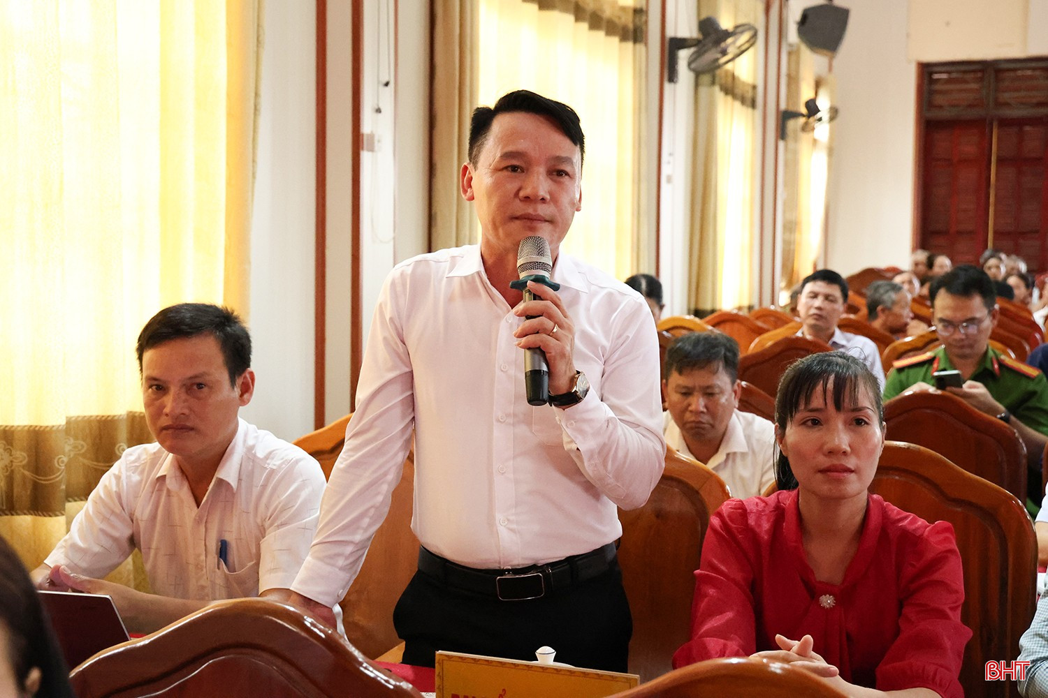Cử tri Đặng Anh Tuấn - Phó Chủ tịch UBND xã Gia Hanh kiến nghị tiếp tục bố trí, tăng cường nhân lực cho các phòng, ban, đơn vị nhằm đáp ứng yêu cầu, nhiệm vụ được giao.