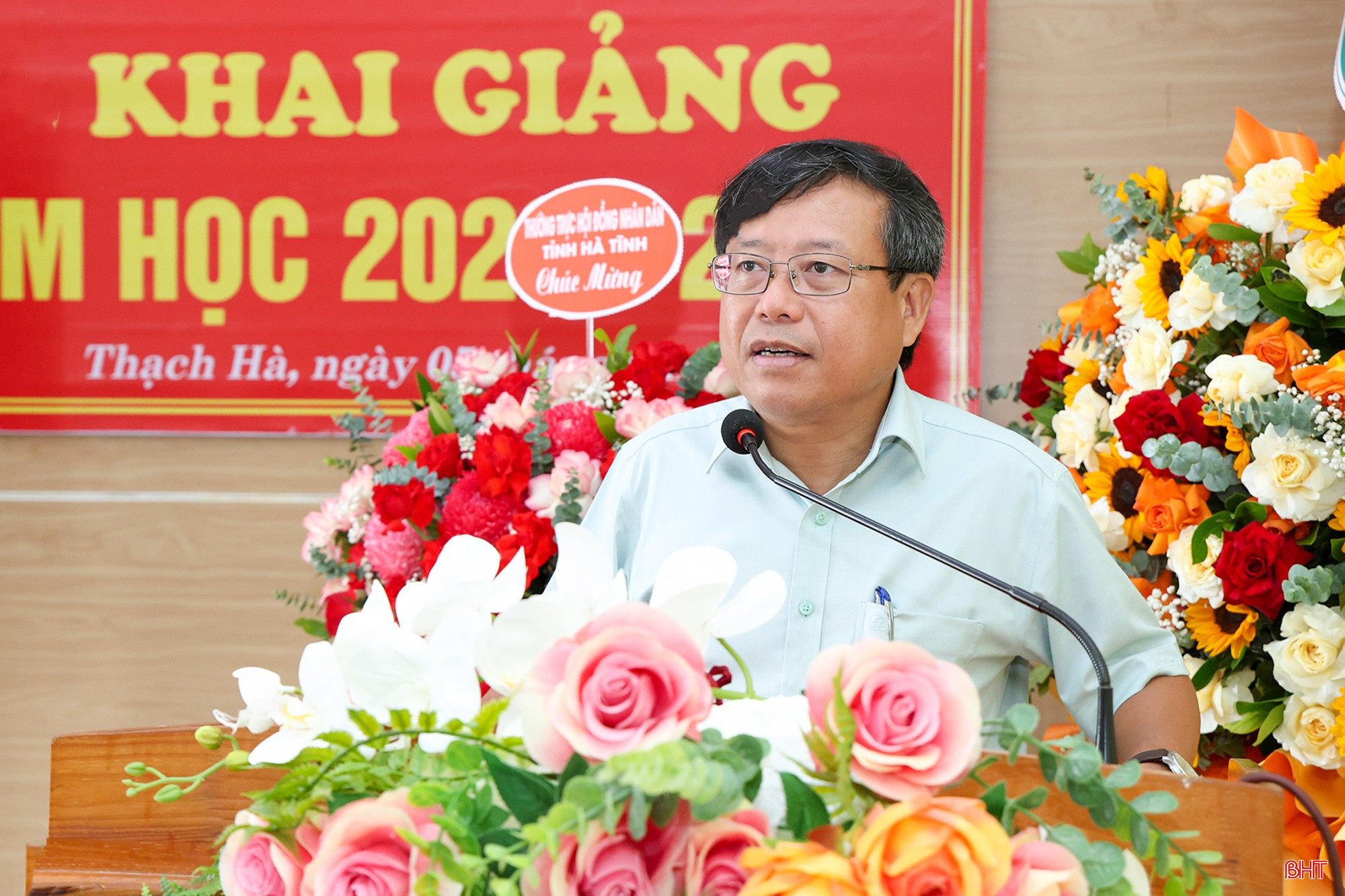 Phó Chủ tịch Thường trực HĐND tỉnh Dương Tất Thắng phát biểu chúc mừng.