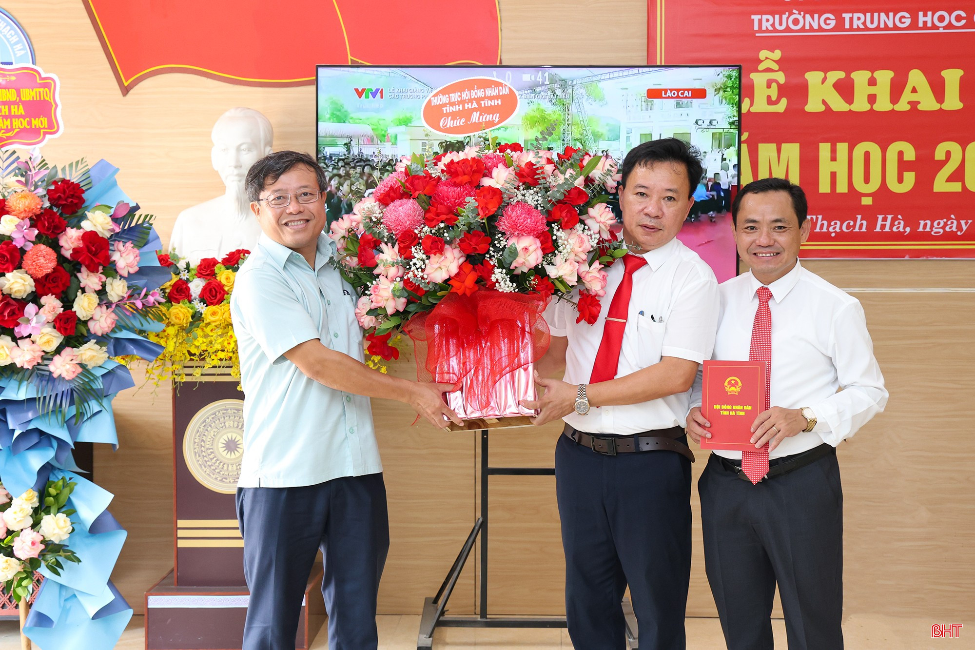 Phó Chủ tịch Thường trực HĐND tỉnh Dương Tất Thắng tặng hoa chúc mừng Trường THCS Thạch Hà.