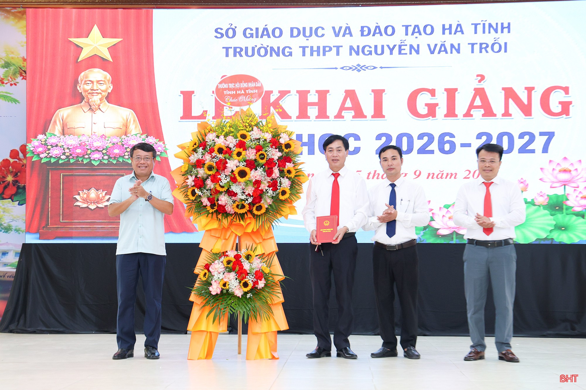 Phó Chủ tịch Thường trực HĐND tỉnh Dương Tất Thắng tặng hoa chúc mừng Trường THPT Nguyễn Văn Trỗi.