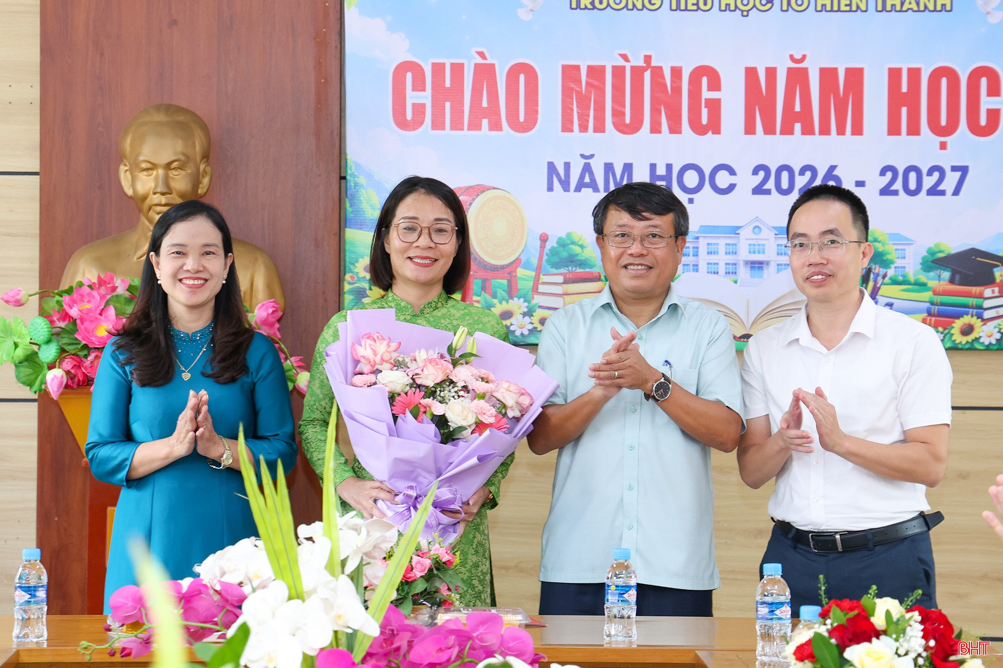 Phó Chủ tịch Thường trực HĐND tỉnh Dương Tất Thắng tặng hoa chúc mừng tập thể Trường Tiểu học Tô Hiến Thành.