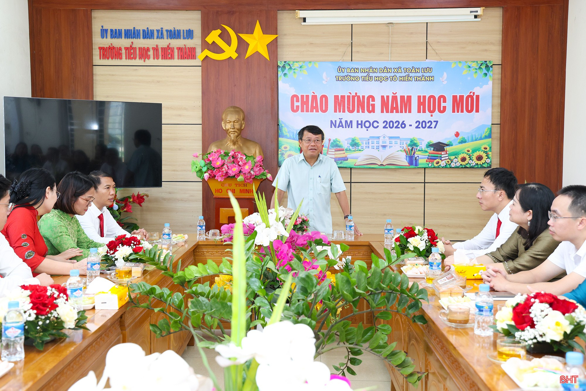 Phó Chủ tịch Thường trực HĐND tỉnh Dương Tất Thắng chúc mừng năm học mới tại Trường Tiểu học Tô Hiến Thành.