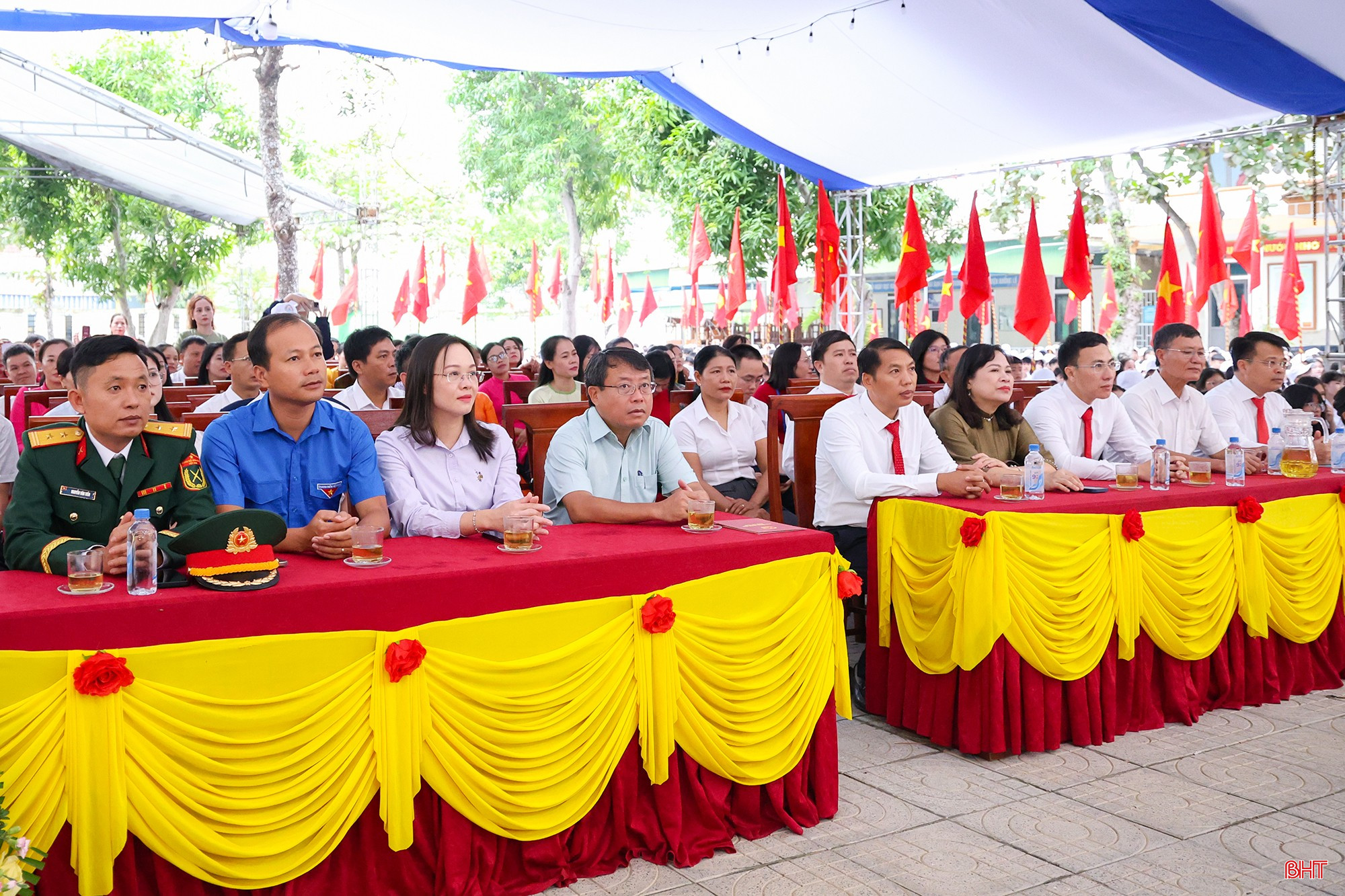 Đại biểu dự lễ khai giảng năm học mới tại Trường THPT Nguyễn Văn Trỗi.