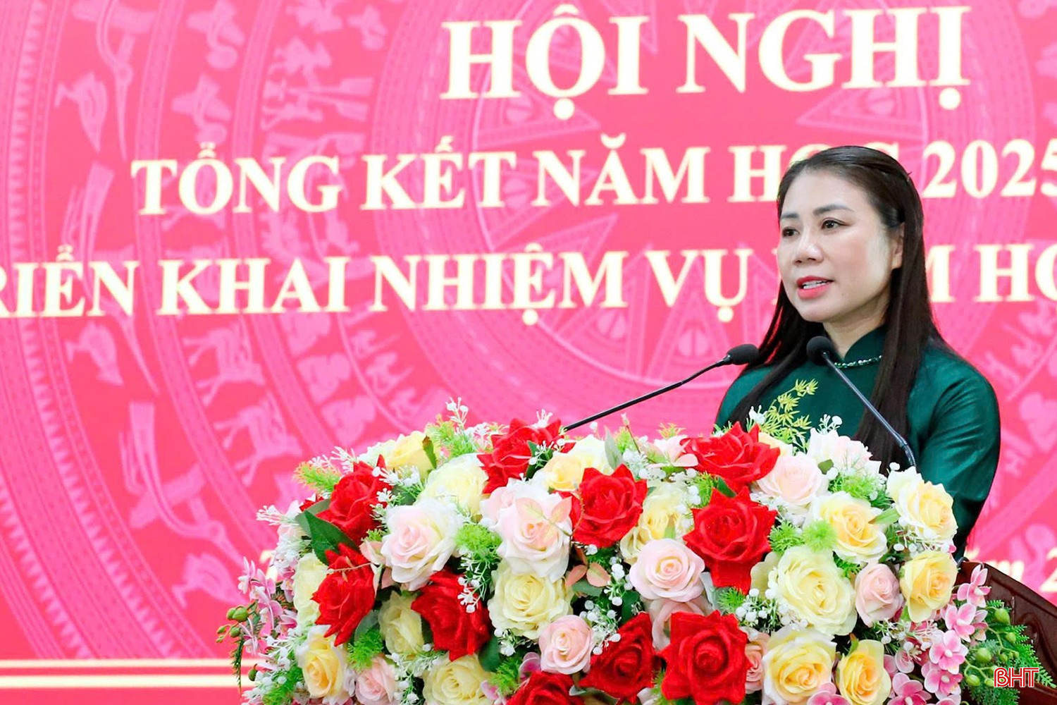 Phó Chủ tịch UBND phường Thành Sen Trần Thị Thủy Nga trình bày báo cáo tổng kết năm học 2025-2026; phương hướng, nhiệm vụ năm học 2026-2027.