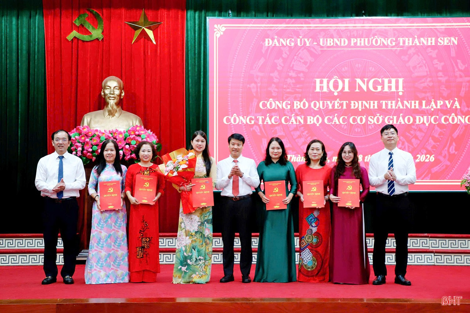 Lãnh đạo phường Thành Sen trao quyết định bổ nhiệm Hiệu trưởng, Phó Hiệu trưởng Trường THCS Thành Sen.