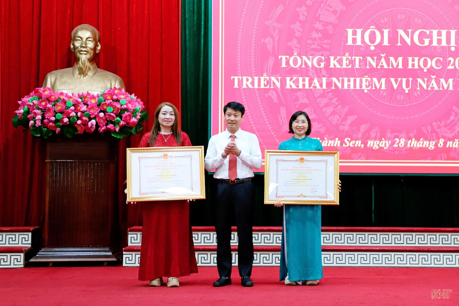 Bí thư Đảng ủy phường Thành Sen Trần Quang Tuấn trao bằng công nhận trường mầm non đạt chuẩn Quốc gia mức độ 2 cho Trường Mầm non Bình Hà, Trường Mầm non Trần Phú.