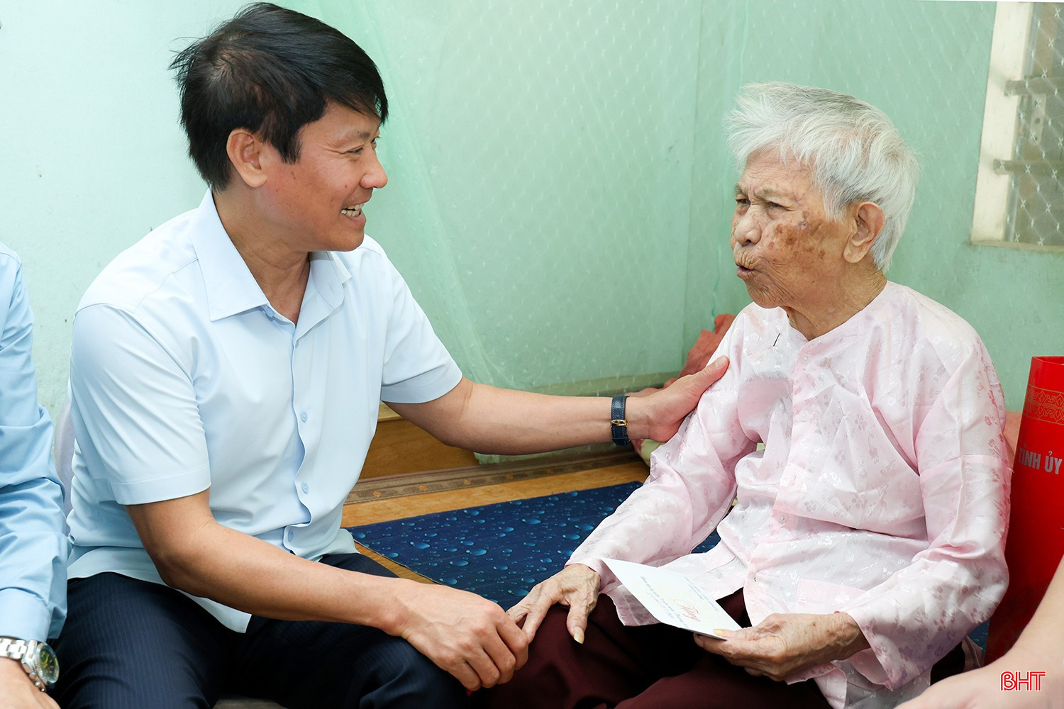 Bí thư Đảng ủy phường Thành Sen thăm hỏi mẹ liệt sỹ Trương Thị Mảy (SN 1926, TDP Hộ Độ, phường Trần Phú).
