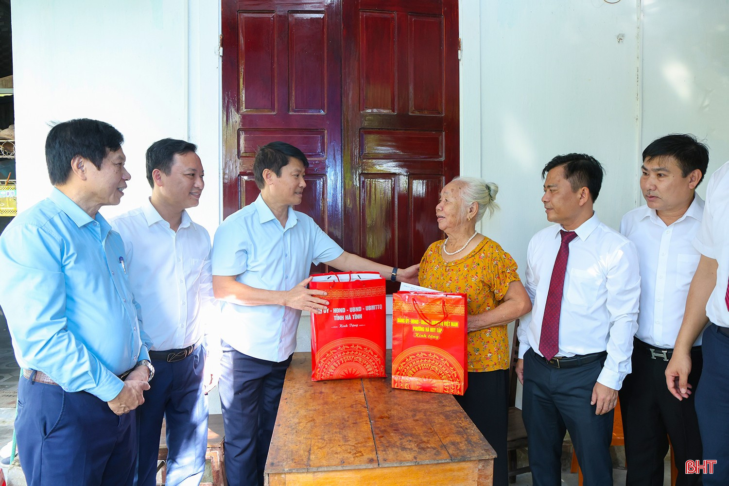 Bí thư Đảng ủy phường Thành Sen Trần Quang Tuấn và đoàn thăm, tặng quà gia đình bà Chu Thị Lý (SN 1944, trú tại TDP 7, phường Hà Huy Tập), thương binh có tỷ lệ thương tật 81%.
