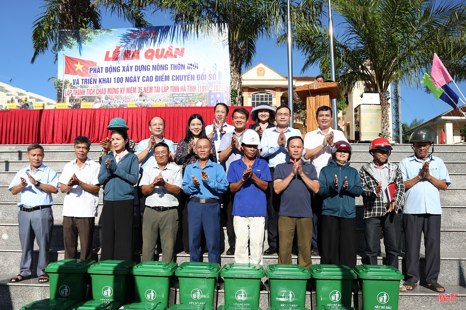 Lãnh đạo tỉnh và xã trao tặng dụng cụ vệ sinh môi trường cho các thôn.