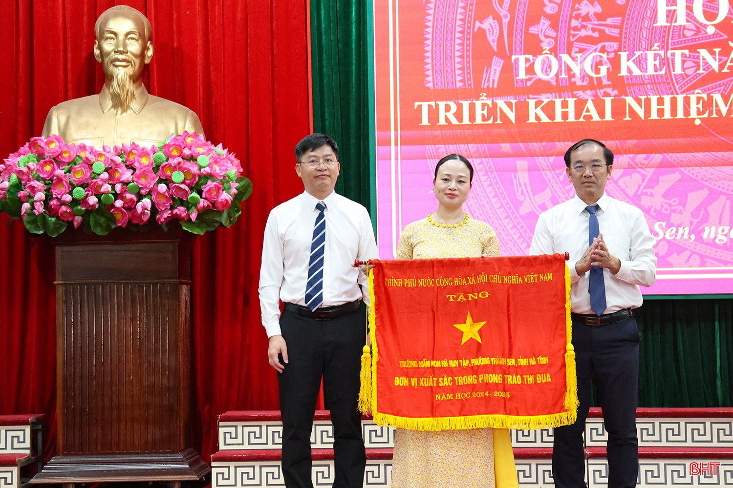 Lãnh đạo UBND phường Thành Sen trao tặng Cờ thi đua của Chính phủ cho Trường Mầm non Hà Huy Tập...