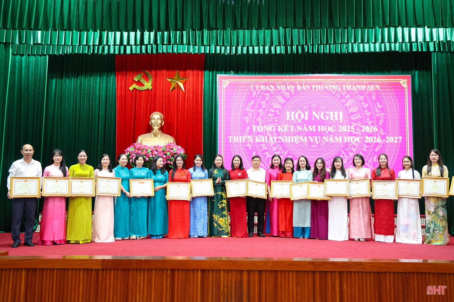 ...trao tặng bằng khen của Chủ tịch UBND tỉnh cho tập thể, cá nhân có thành tích xuất sắc trong năm học 2025 - 2026.