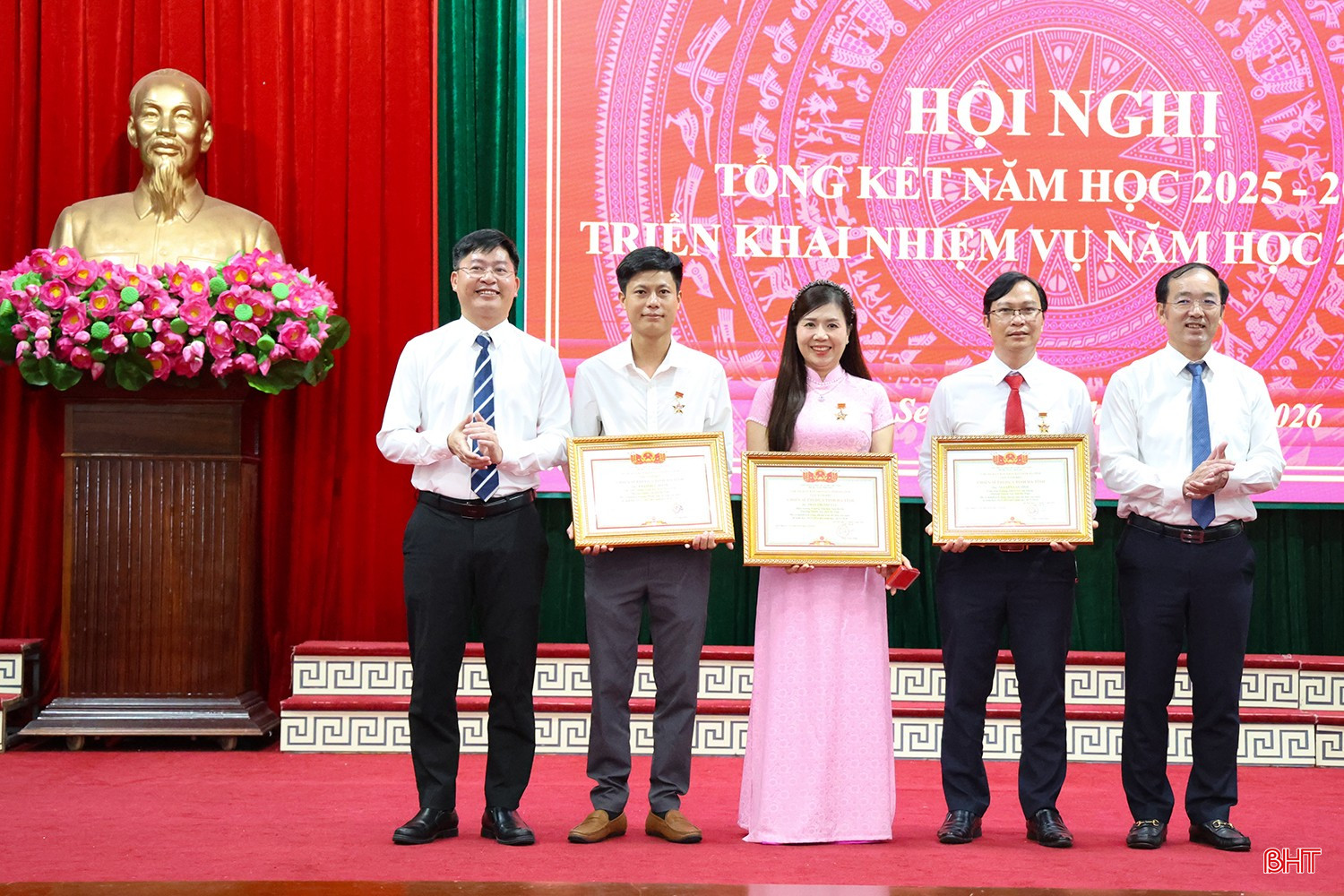... trao danh hiệu Chiến sĩ thi đua cấp tỉnh cho 3 giáo viên...