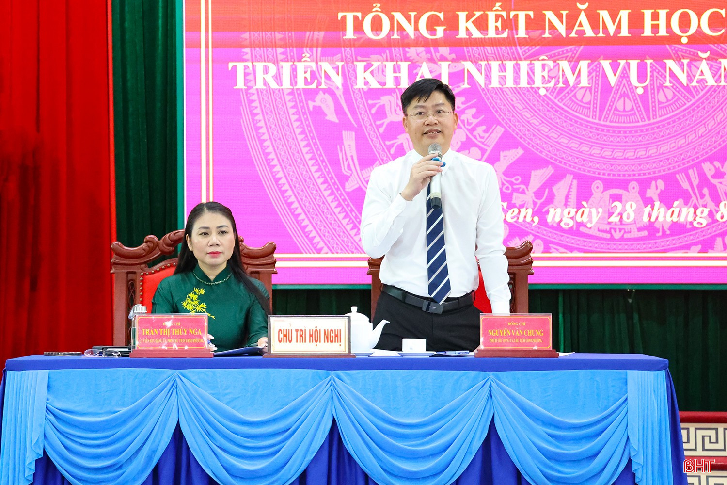 Chủ trì điều hành phiên thảo luận tại hội nghị.