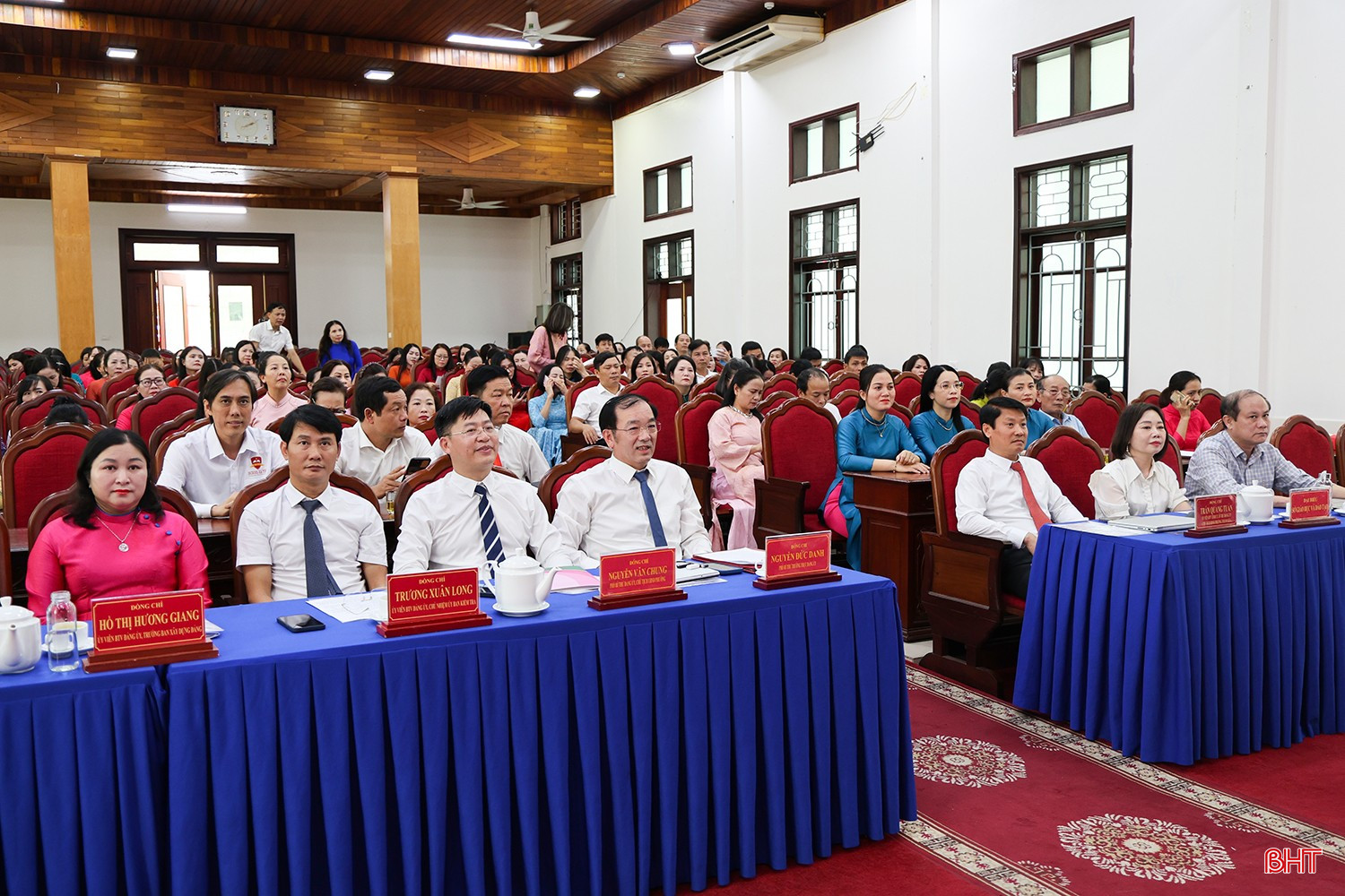 Các đại biểu tham dự hội nghị.