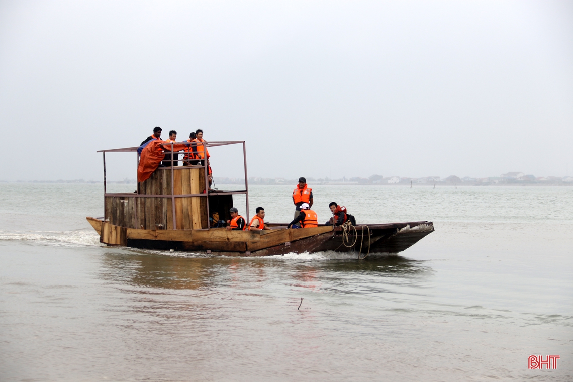 Thuyền viên tàu Hải Phòng cảm ơn lực lượng chức năng Hà Tĩnh đã kịp thời ứng cứu
