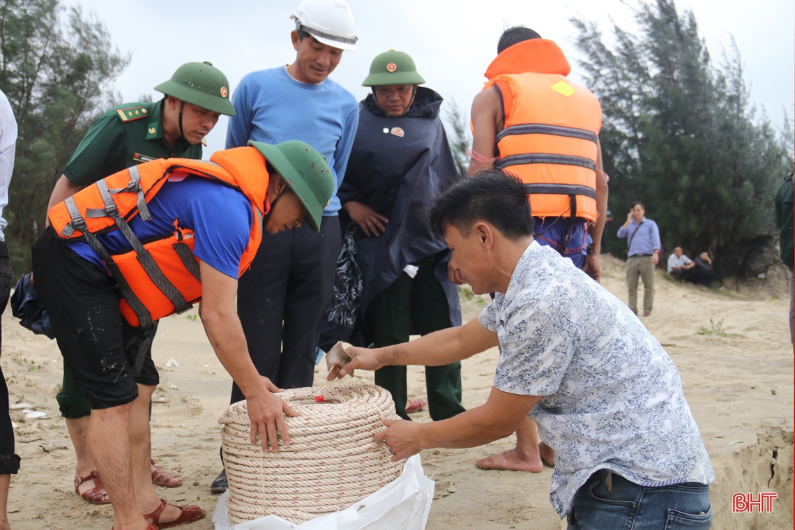 Thuyền viên tàu Hải Phòng cảm ơn lực lượng chức năng Hà Tĩnh đã kịp thời ứng cứu