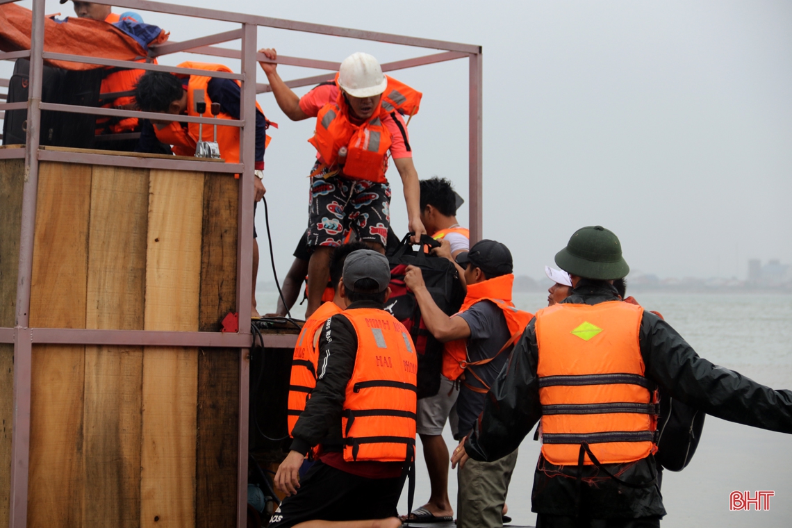 Thuyền viên tàu Hải Phòng cảm ơn lực lượng chức năng Hà Tĩnh đã kịp thời ứng cứu