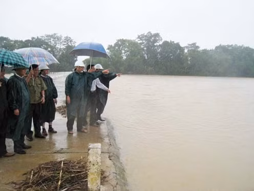 Kiểm tra cầu tràn Sơn Giang và tuyến kè chắn sóng dọc bờ sông Ngàn Phố (Hương Sơn)