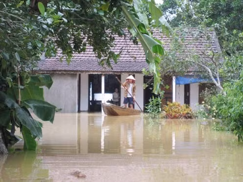 Bí Thư tỉnh ủy Nguyễn Thanh Bình động viên người dân vùng lũ khắc phục khó khăn Xóm 8 - Phú Phong (Hương Khê) bị ngập trên 1m