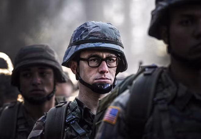 Với Snowden, Open Road Films muốn tập trung hướng tới giải Oscar và đã từ chối Cannes 2016. Họ mới giành thắng lợi hồi đầu năm với Spotlight. Ảnh: Open Road Films hanh trinh cua phan boi nuoc quy tu dan sao lon