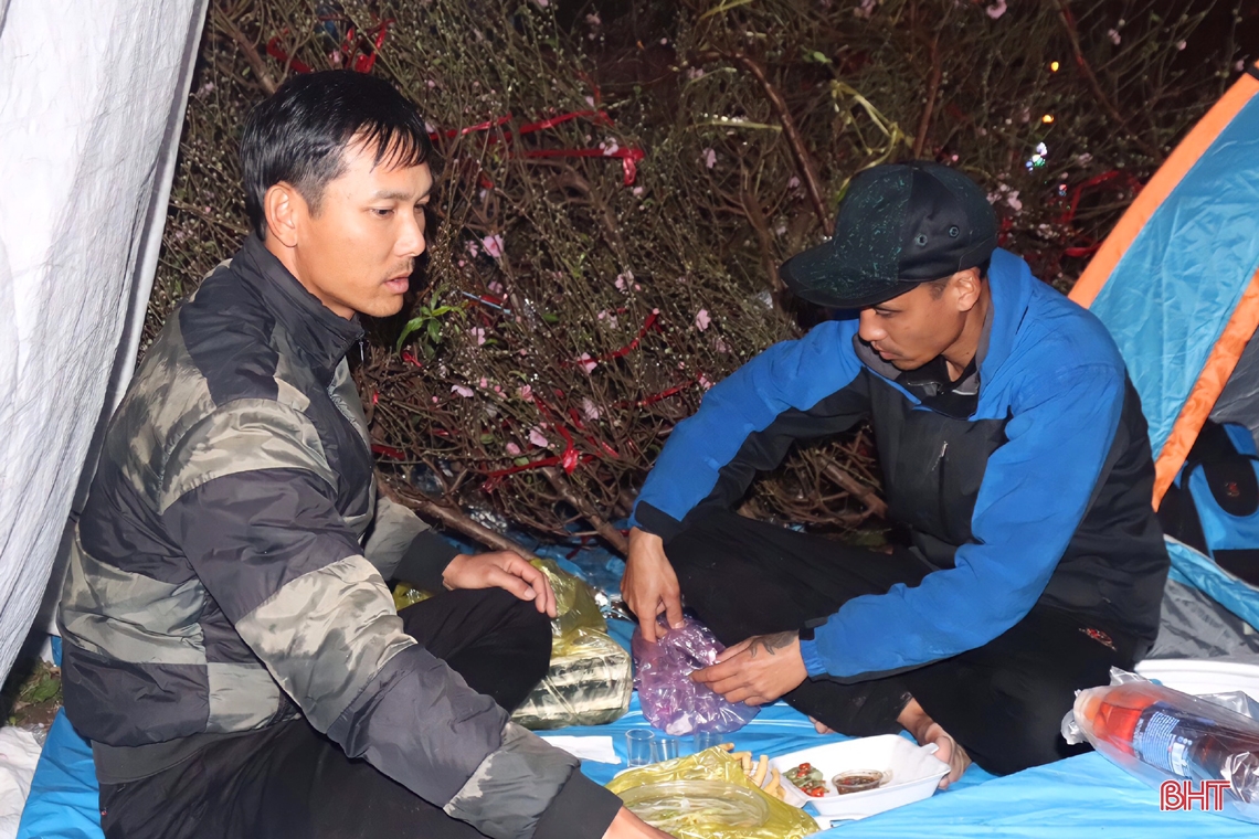 Hà Tĩnh: Tiểu thương bán hoa, cây cảnh trắng đêm đốt lửa, dựng lều chờ... khách 