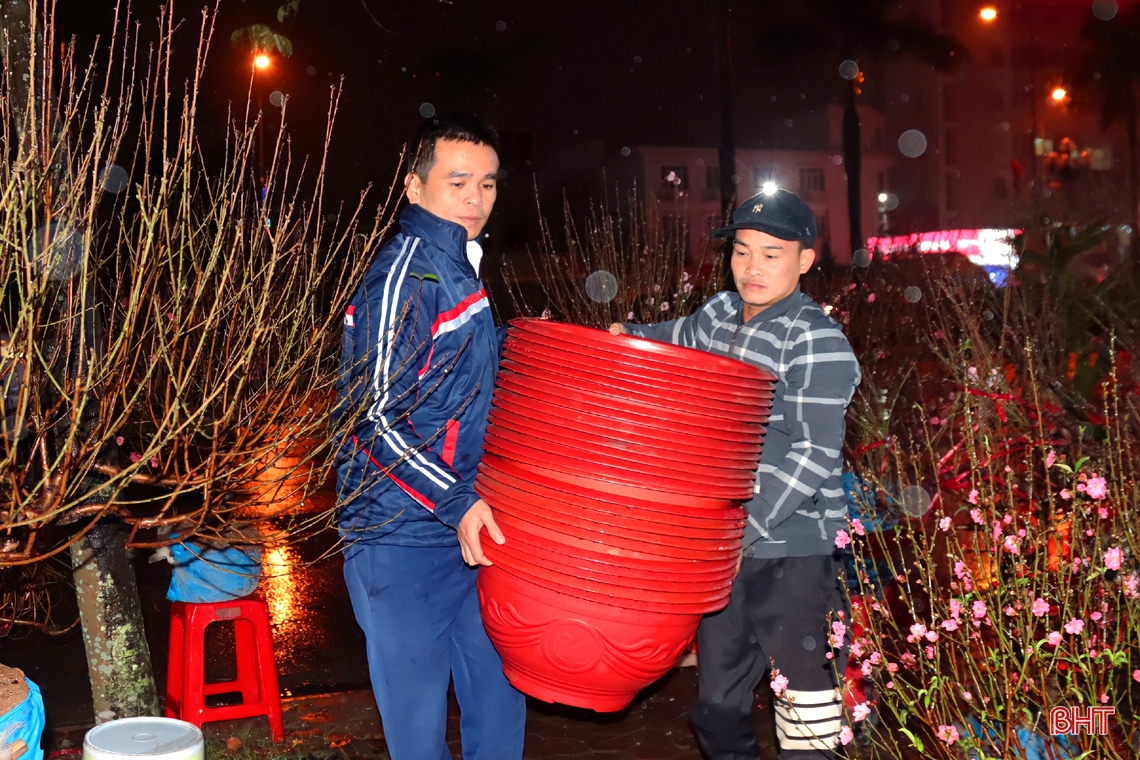 Hà Tĩnh: Tiểu thương bán hoa, cây cảnh trắng đêm đốt lửa, dựng lều chờ... khách 