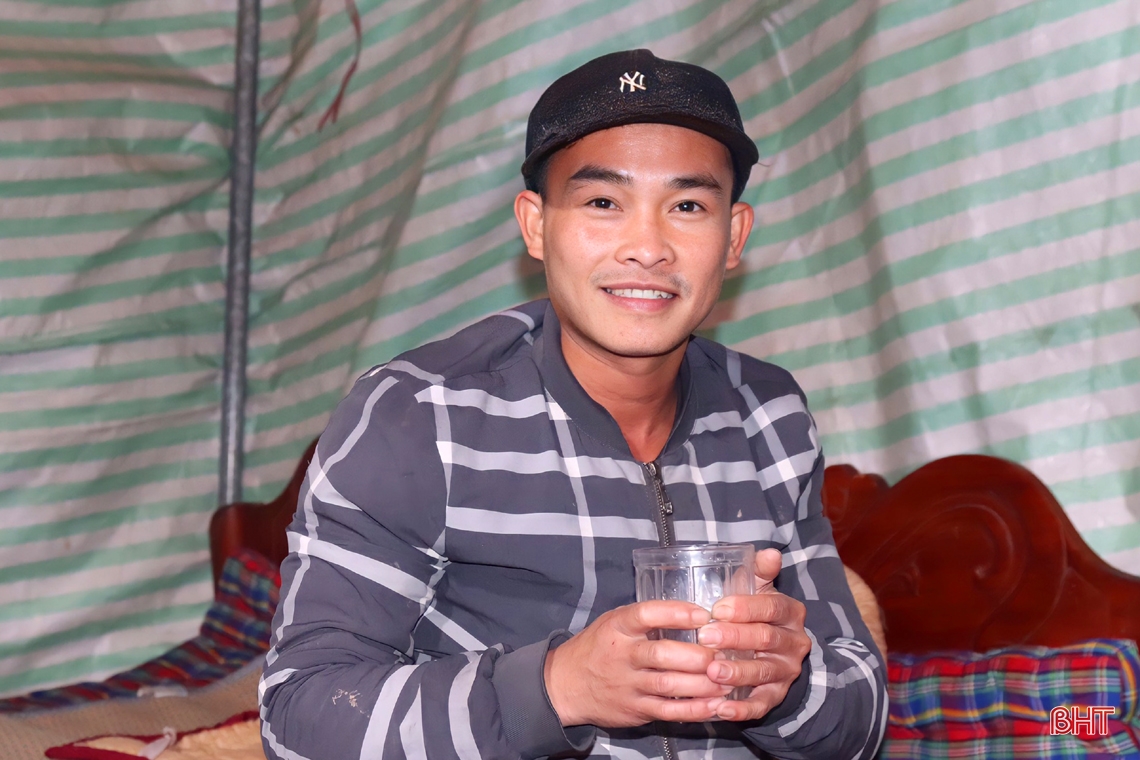Hà Tĩnh: Tiểu thương bán hoa, cây cảnh trắng đêm đốt lửa, dựng lều chờ... khách 